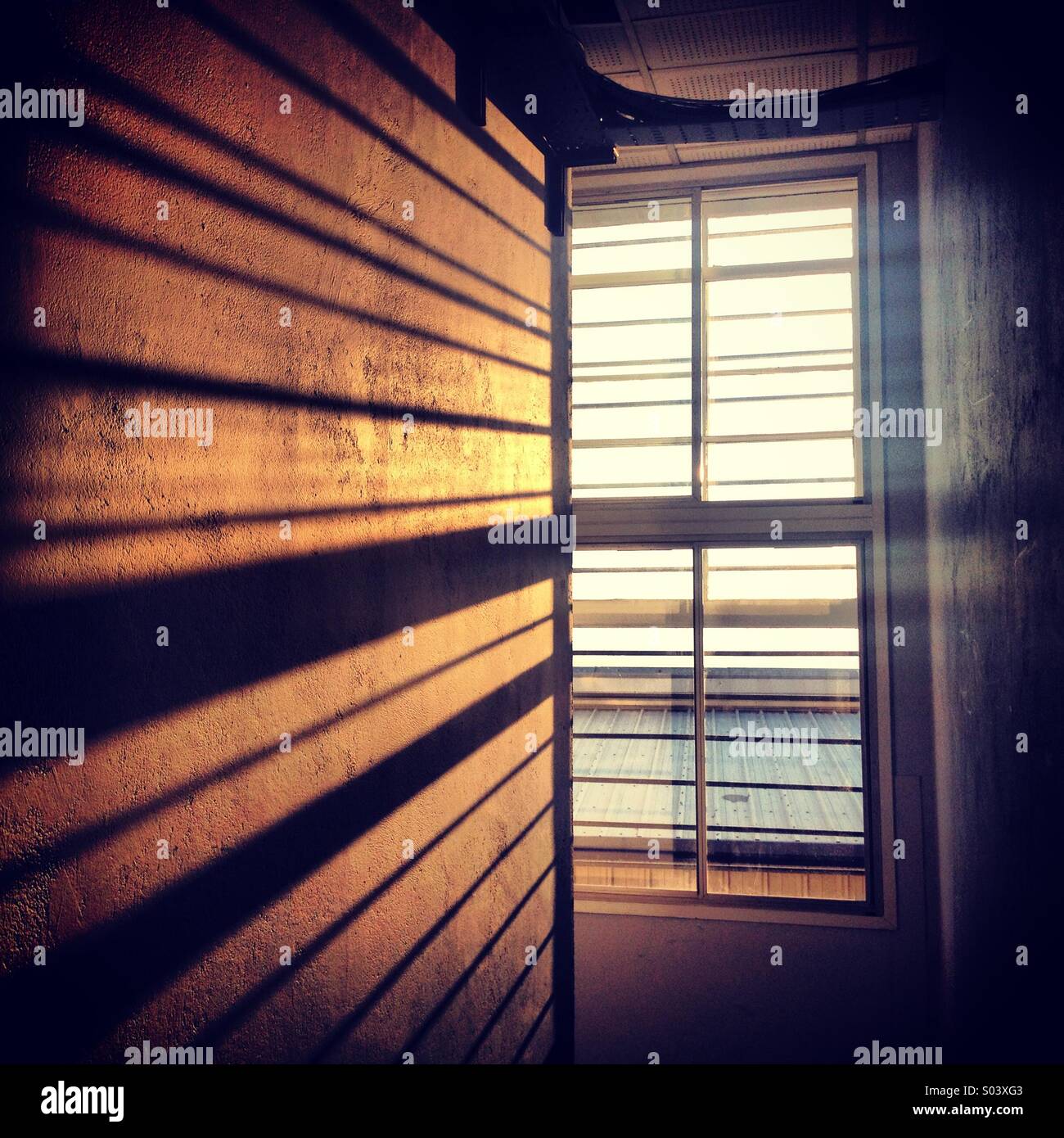 Luces y sombras, procedente de una ventana al atardecer Fotografía de stock  - Alamy