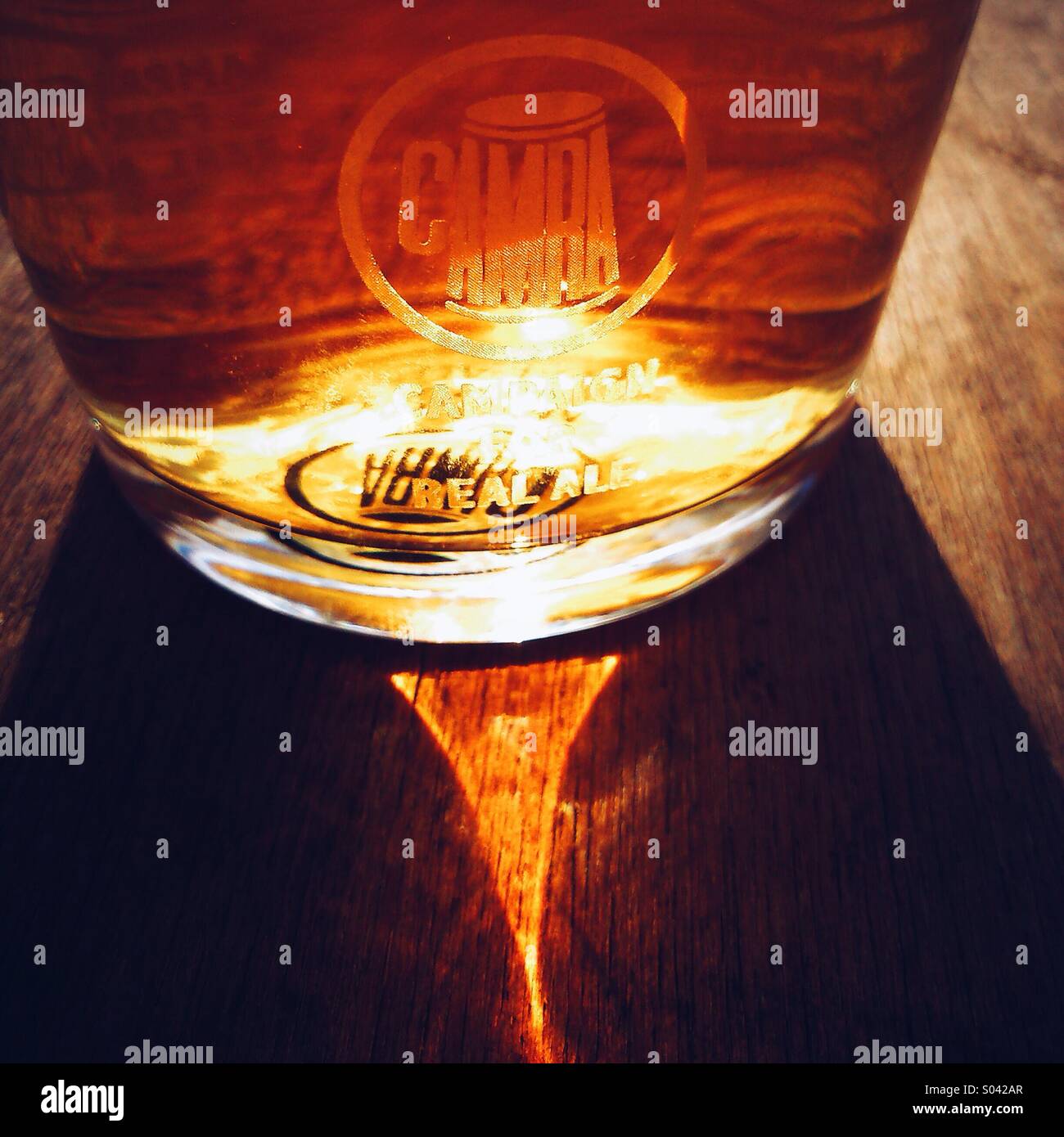 Pinta de cerveza con logo CAMRA en sunshine Foto de stock