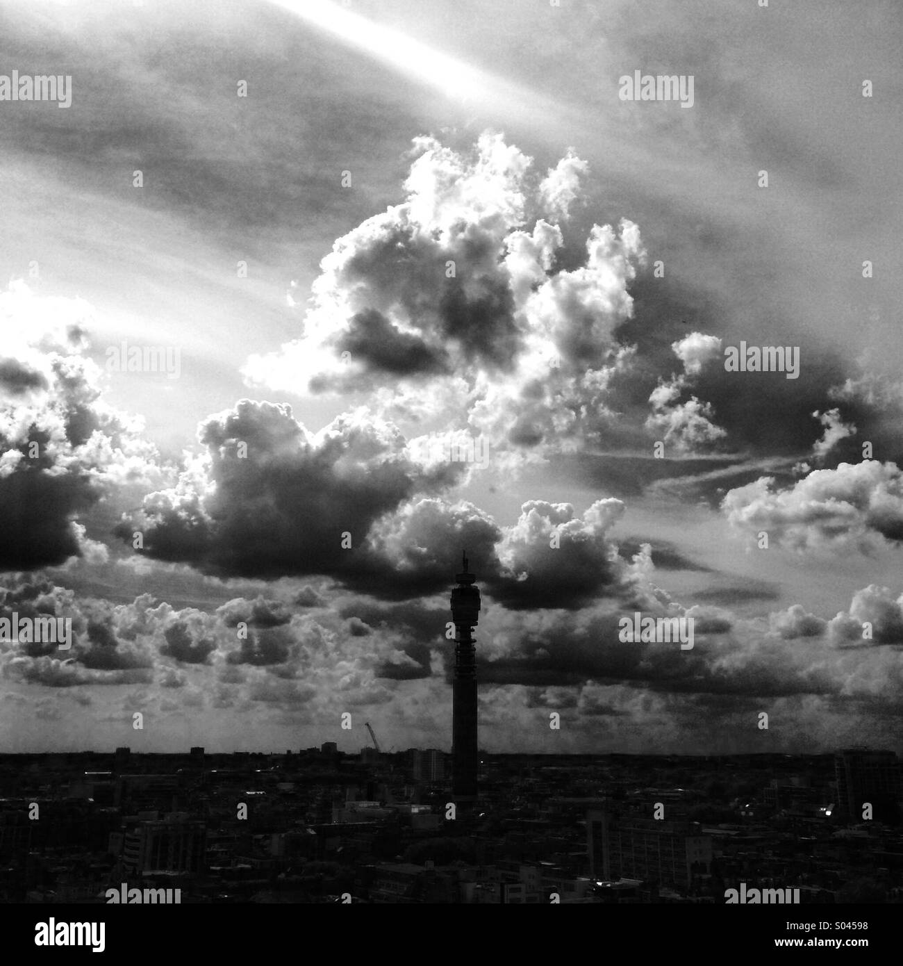 Las nubes de lluvia en Londres Foto de stock