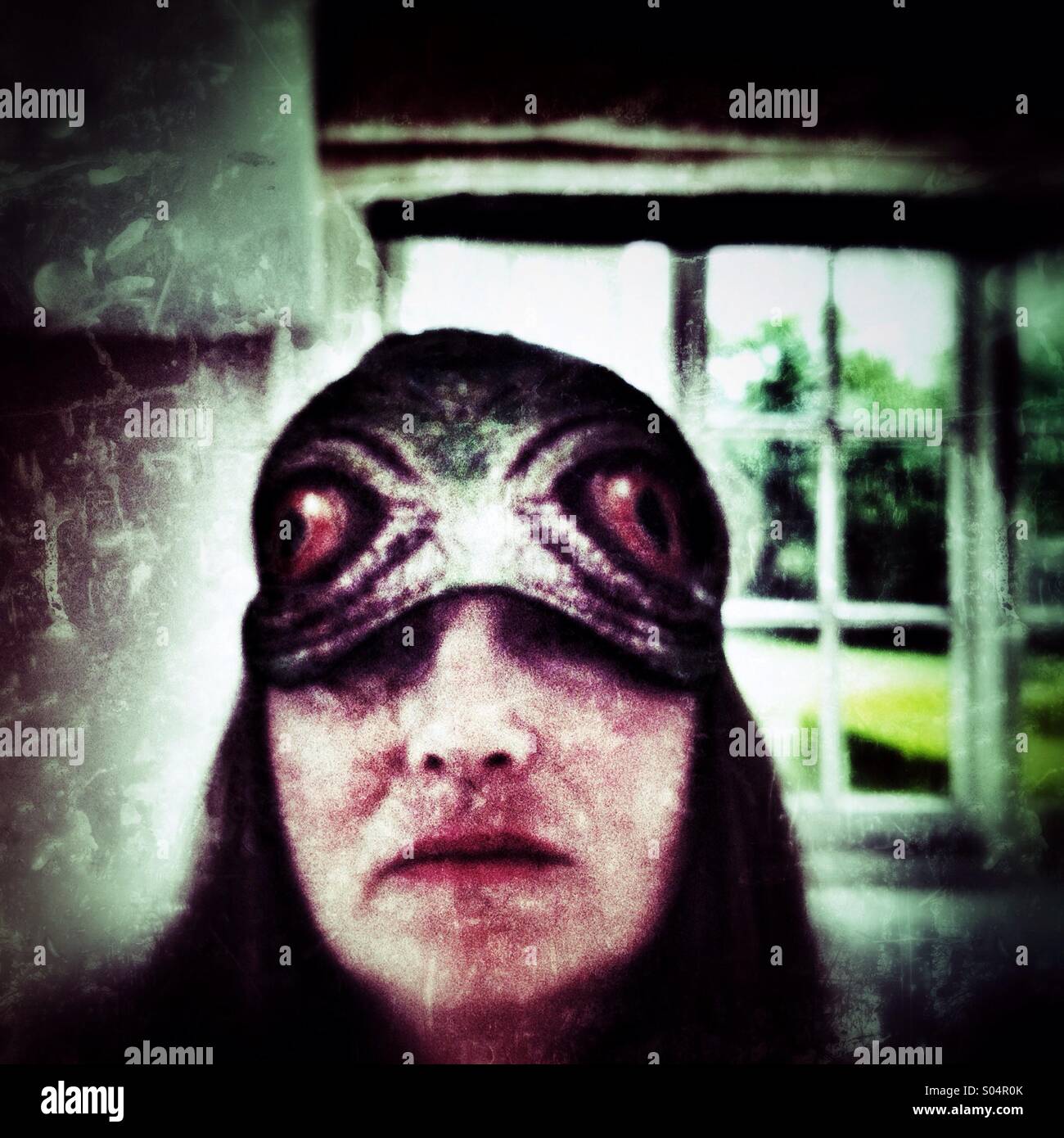 Miedo mujer vistiendo máscara de ojo de miedo Foto de stock