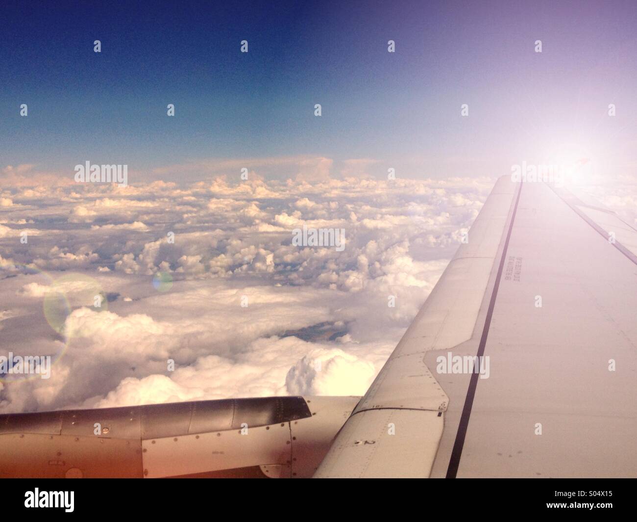Ala de avión y las nubes Foto de stock