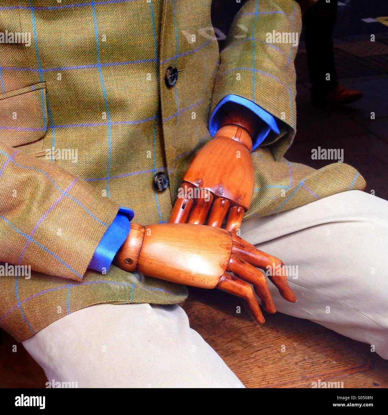 Maniqui escaparate grabaciones, manos de madera, chaqueta de Tweed