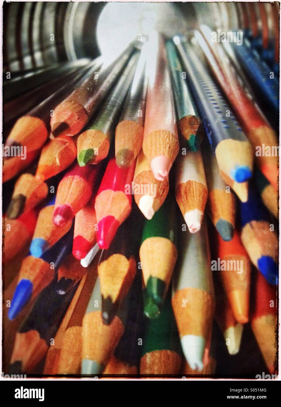 Colección de lápices de colores en lata en su lado Foto de stock