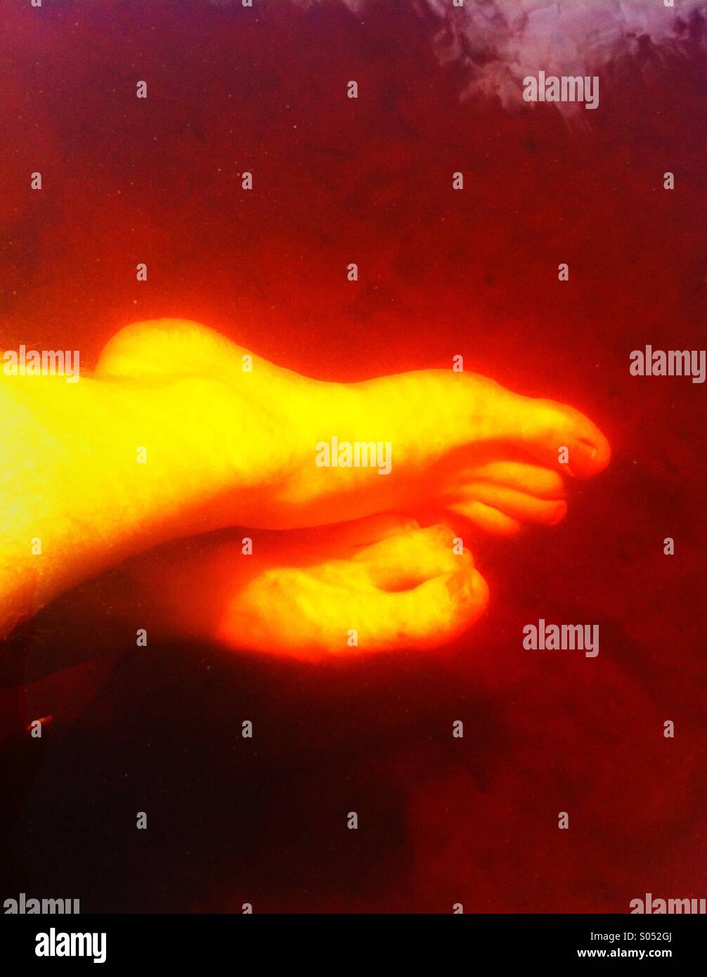 Los pies bajo el agua. Foto de stock