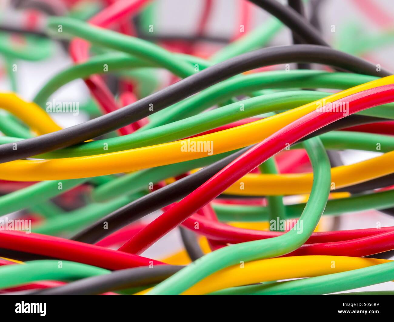 Cable eléctrico con fondo blanco. Foto de stock