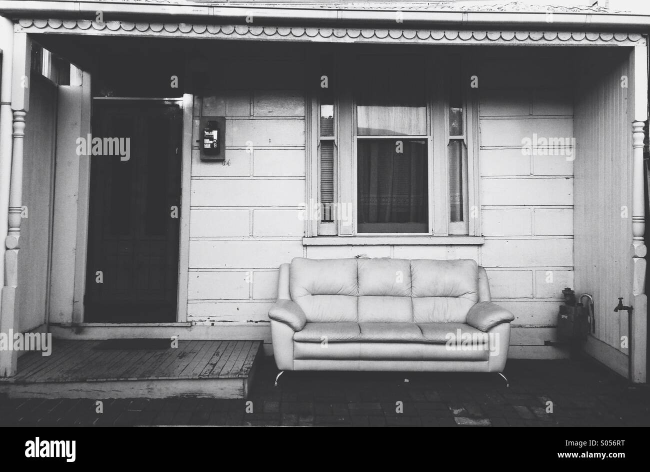 Sofá en el Verandah en blanco y negro Foto de stock