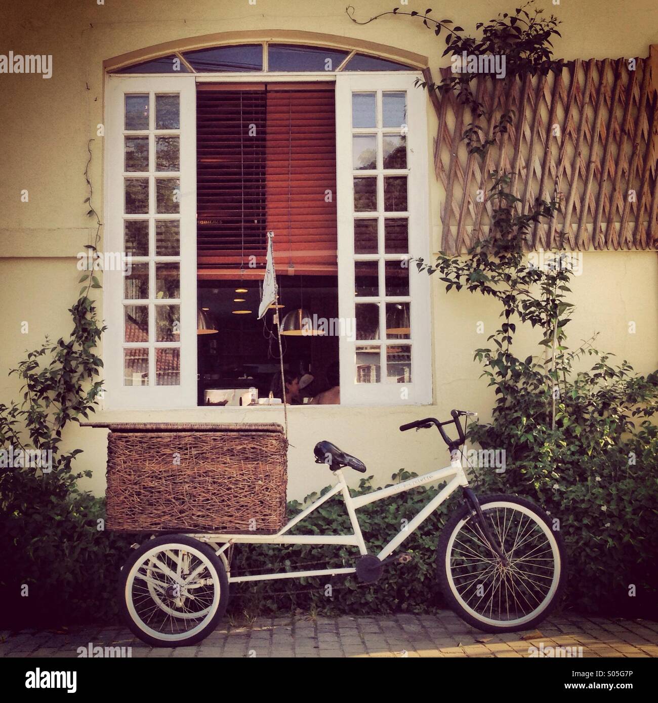 Una bucólica escena: una bicicleta, una gran ventana, que invita a relajarse y ralentizar Foto de stock