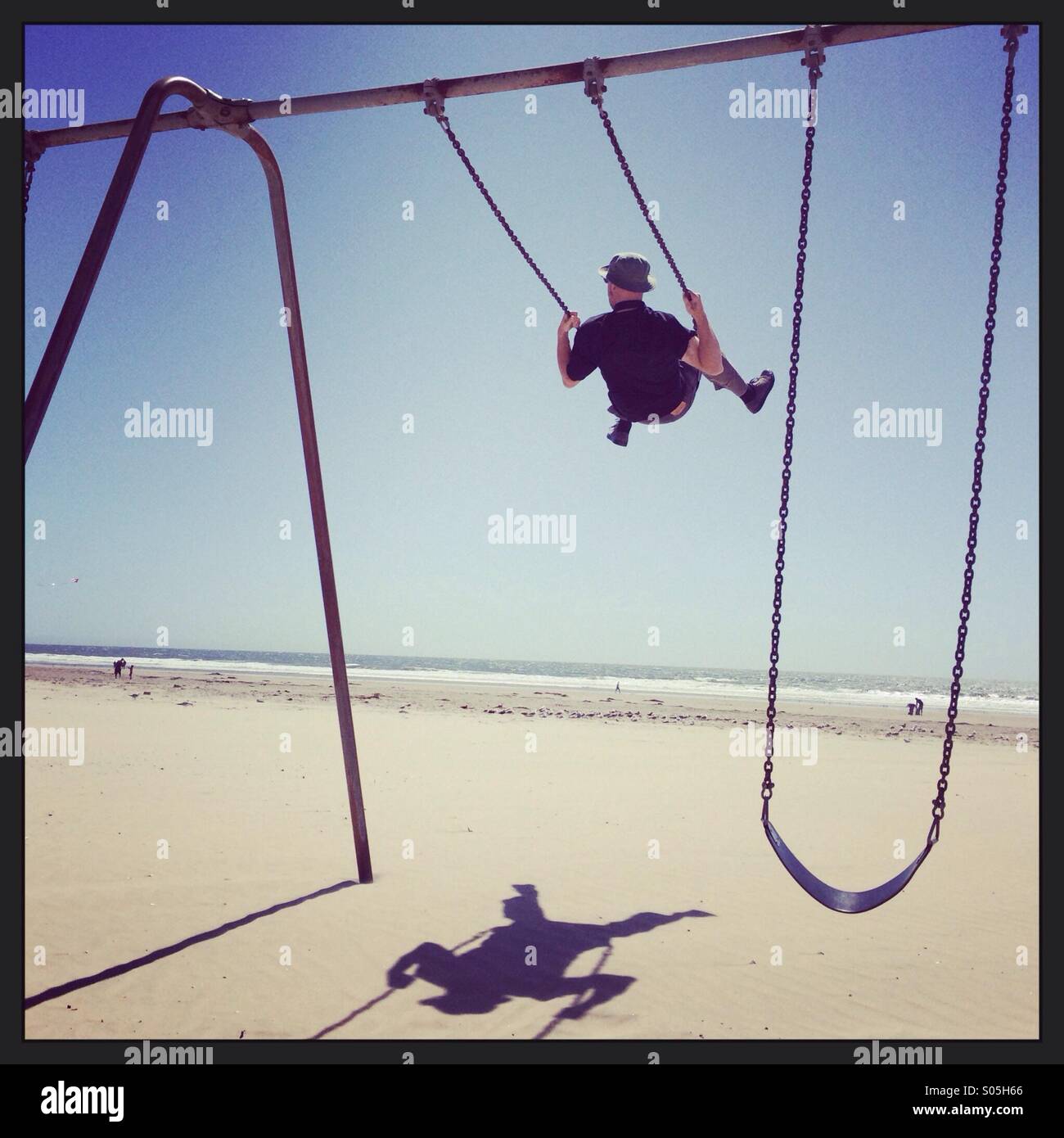 Big kid en swing en playa Foto de stock