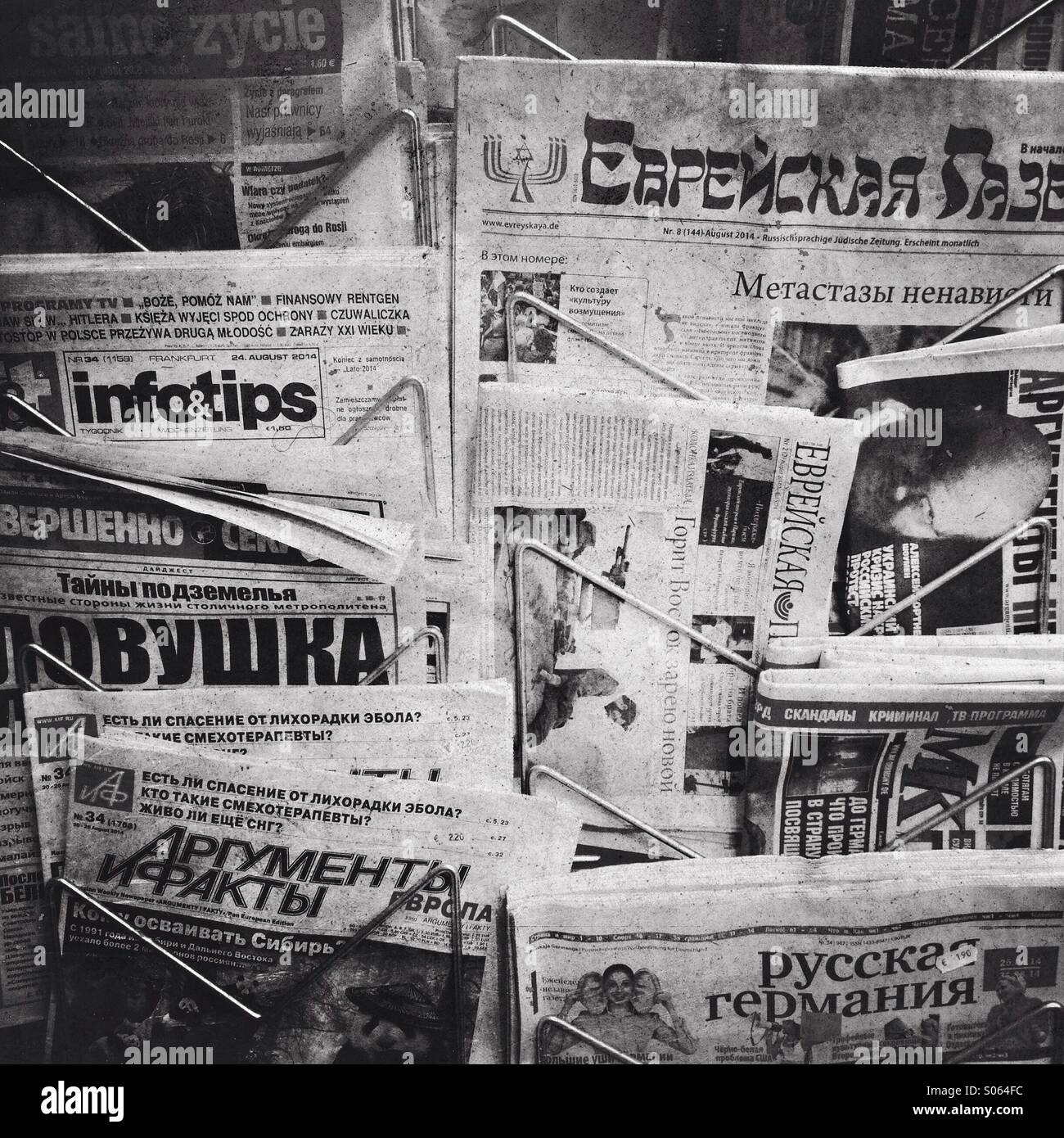Los periódicos para la venta en muchos idiomas diferentes en el Aeropuerto Internacional de Hamburgo, Hamburgo, Alemania. Foto de stock