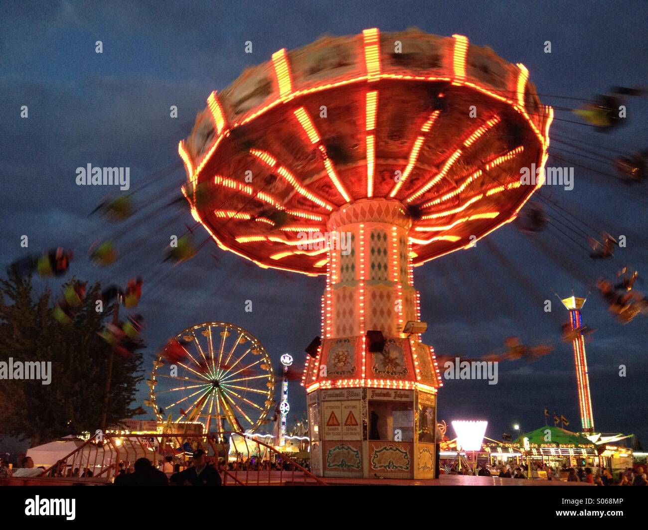 Paseo en luces de giro de carnaval en la feria estatal Foto de stock
