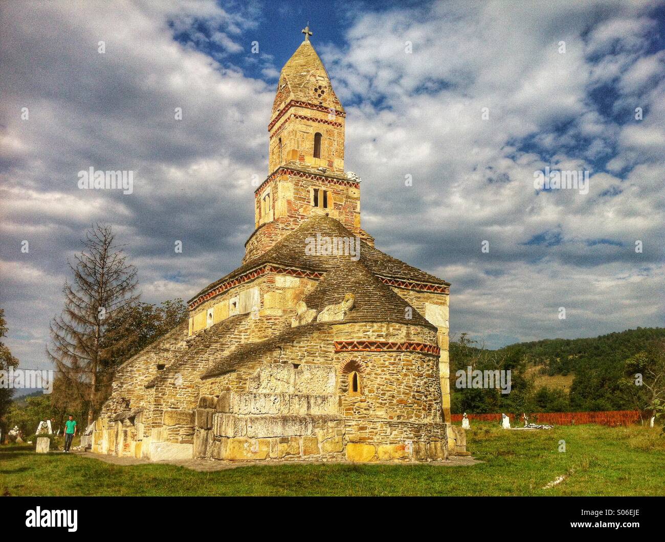Densus iglesia, también conocida como la iglesia de San Nicolás, es una de las más antiguas iglesias rumanas todavía sigue en pie (siglo VII) Foto de stock