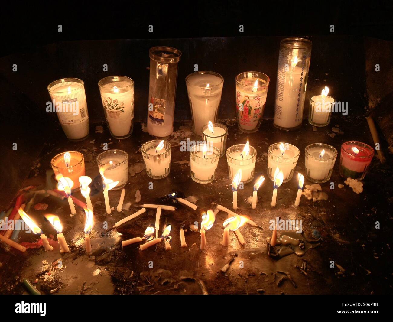Candles in catholic church mexico fotografías e imágenes de alta resolución  - Alamy