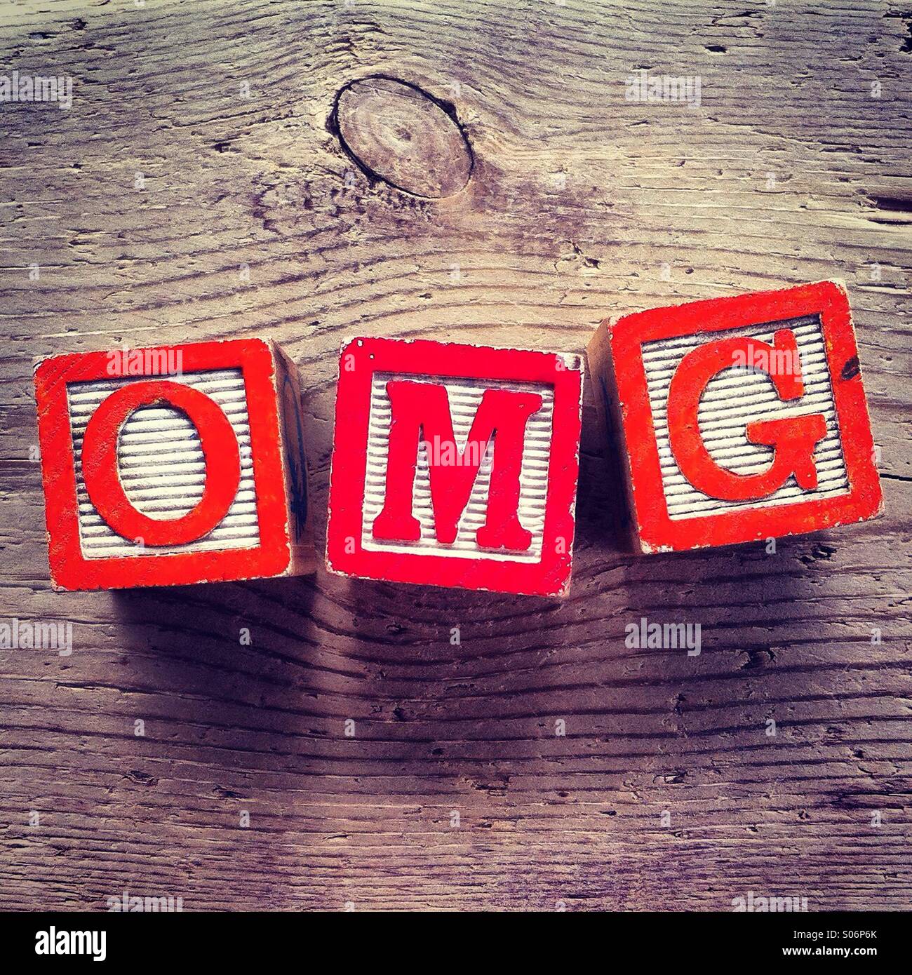 Es una foto de xilografías juguetes llegará la letra del alfabeto que se combinan entre sí para crear el acrónimo OMG Foto de stock