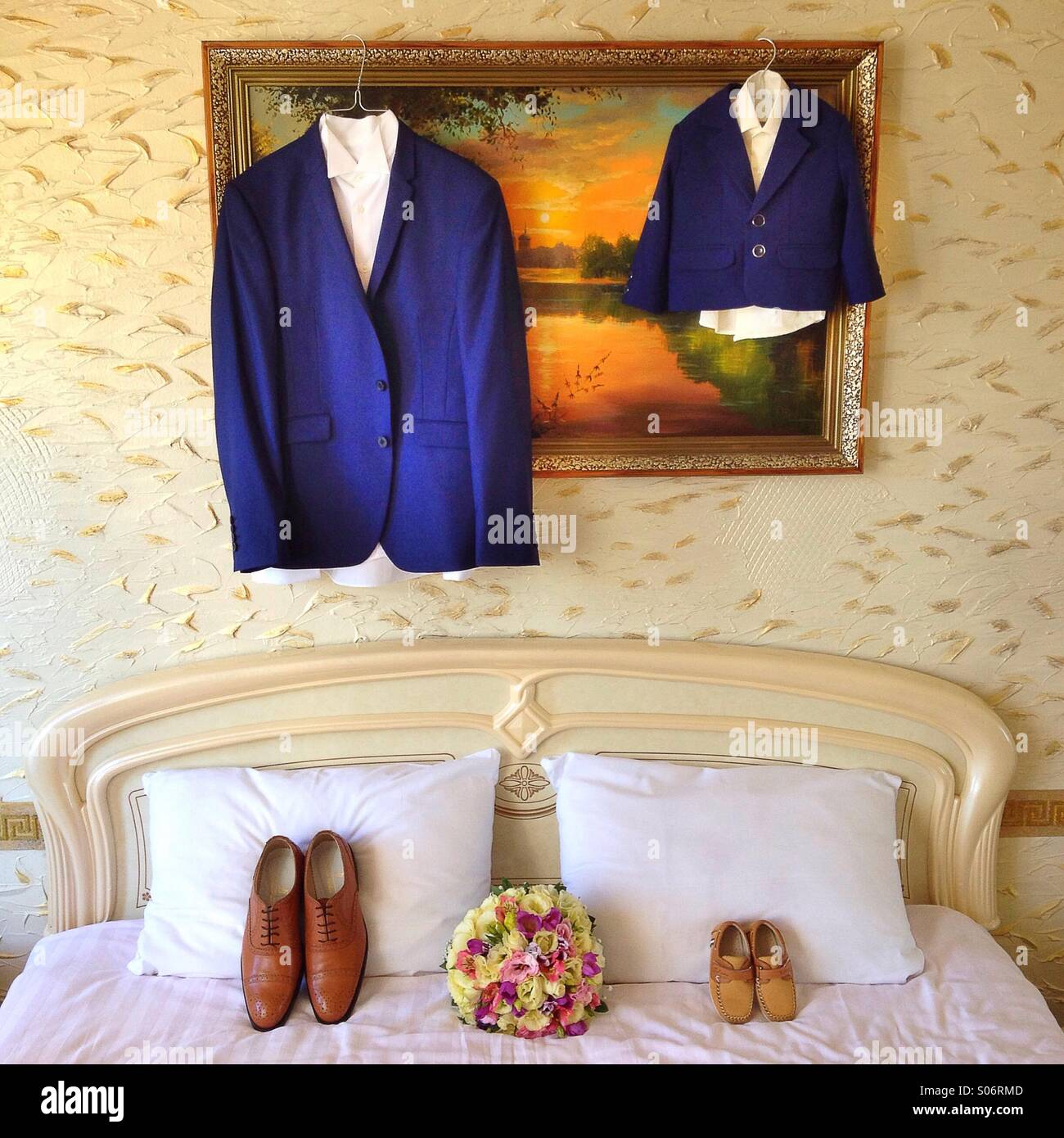 Accesorios de boda, traje de novio y su hijo palo Fotografía de stock -  Alamy
