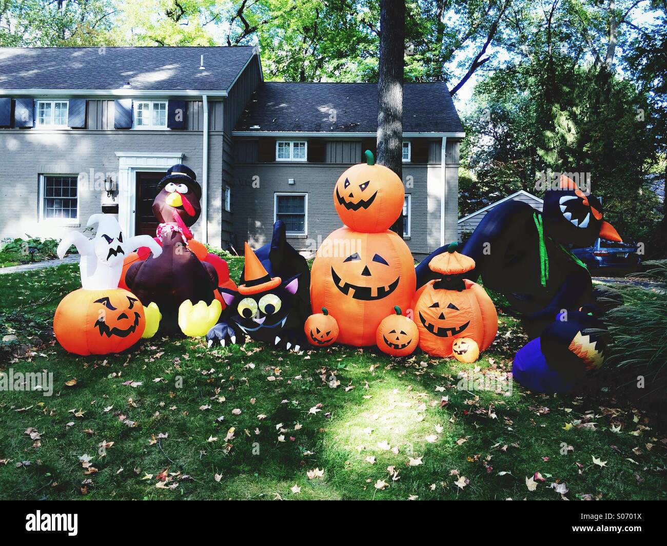 Una pantalla de Halloween sobre un césped en frente de una casa en Nueva Jersey, con decoraciones de locos. Foto de stock
