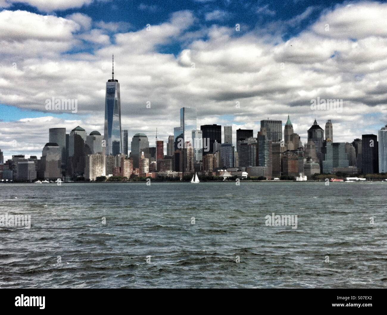 El horizonte de la ciudad de Nueva York incluyendo nuevos World Trade Center Foto de stock