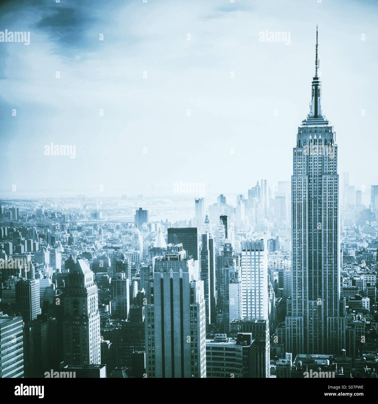 Vista aérea sobre Manhattan, Nueva York, incluyendo el Empire State Building. Foto de stock