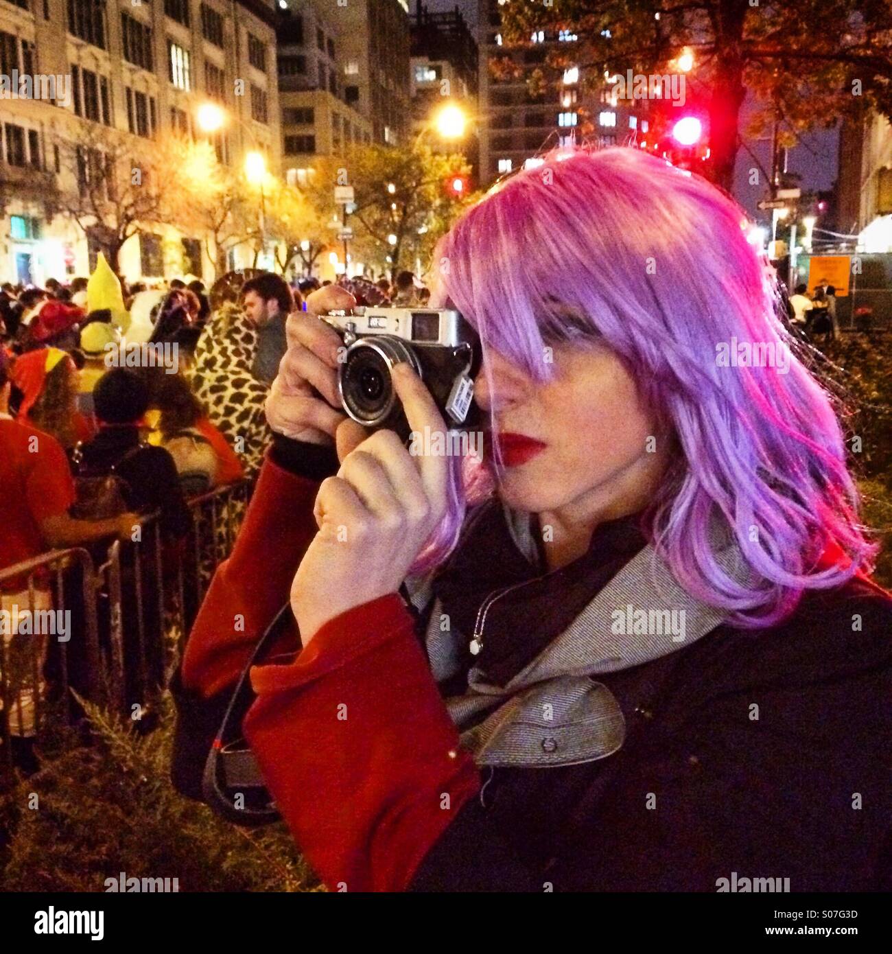 La mujer peluca con cámara tomando fotos en la Ciudad de Nueva York Desfile de Halloween Foto de stock