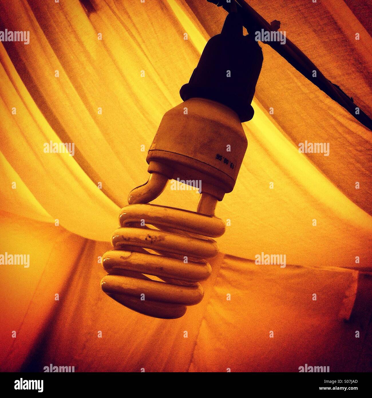 Luz buld trenzado para ahorro de electricidad. Es off Foto de stock