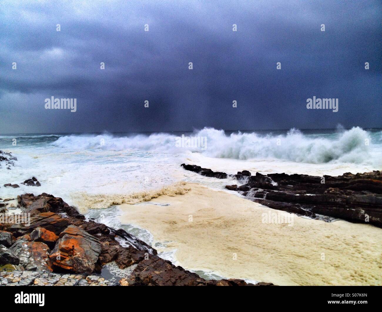 La tormenta en la costa del Parque Nacional Tsitsikamma, Sudáfrica Foto de stock