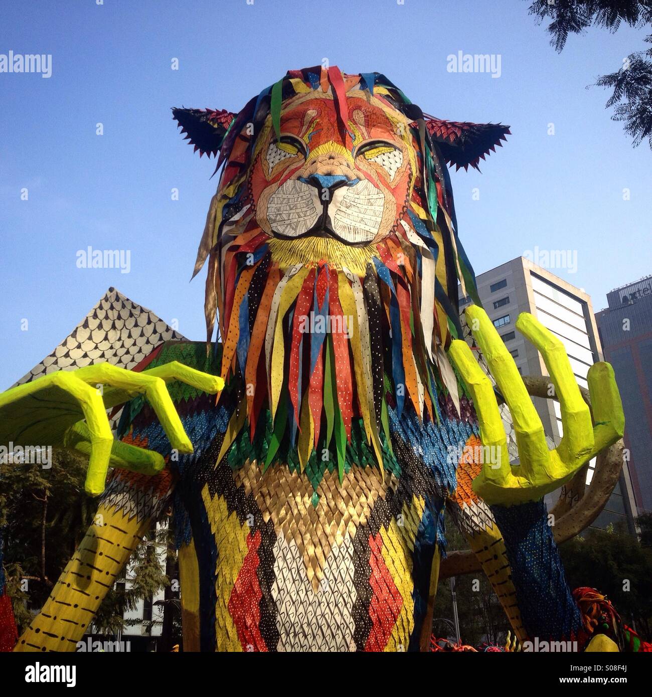 Un gigante de papel mache de color león durante el desfile de Alebrijes  monumentales en la Avenida Reforma, Ciudad de México, México. Ilustración  llamado 'Changoleon" por el artista Javier Adolfo Moncayo Bravo