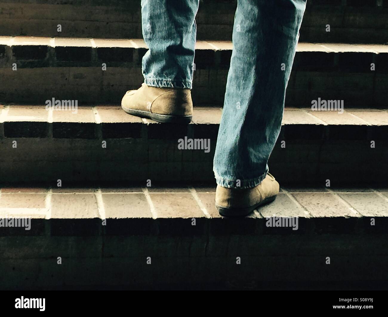 Hombre subiendo escaleras fotografías e imágenes de alta resolución Alamy