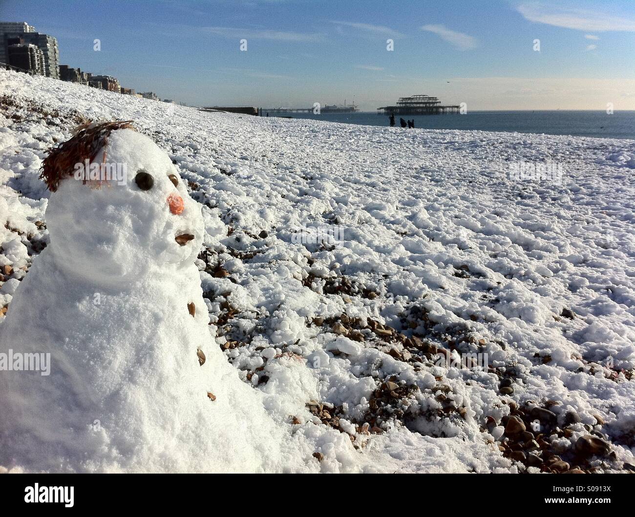 Muñeco de nieve en la playa de Brighton. Inglaterra Foto de stock