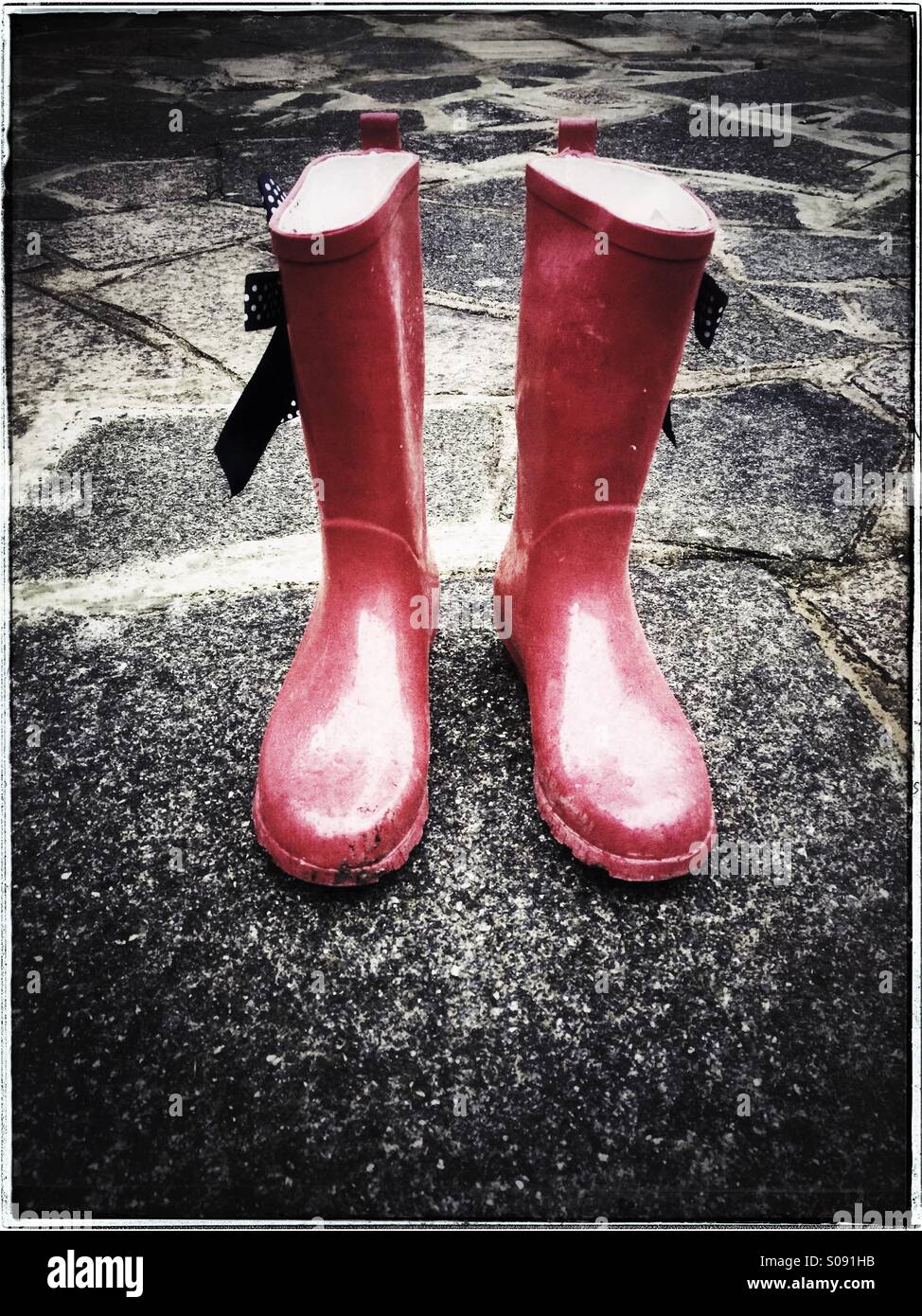 Botas de agua rojas fotografías e imágenes de alta resolución - Alamy