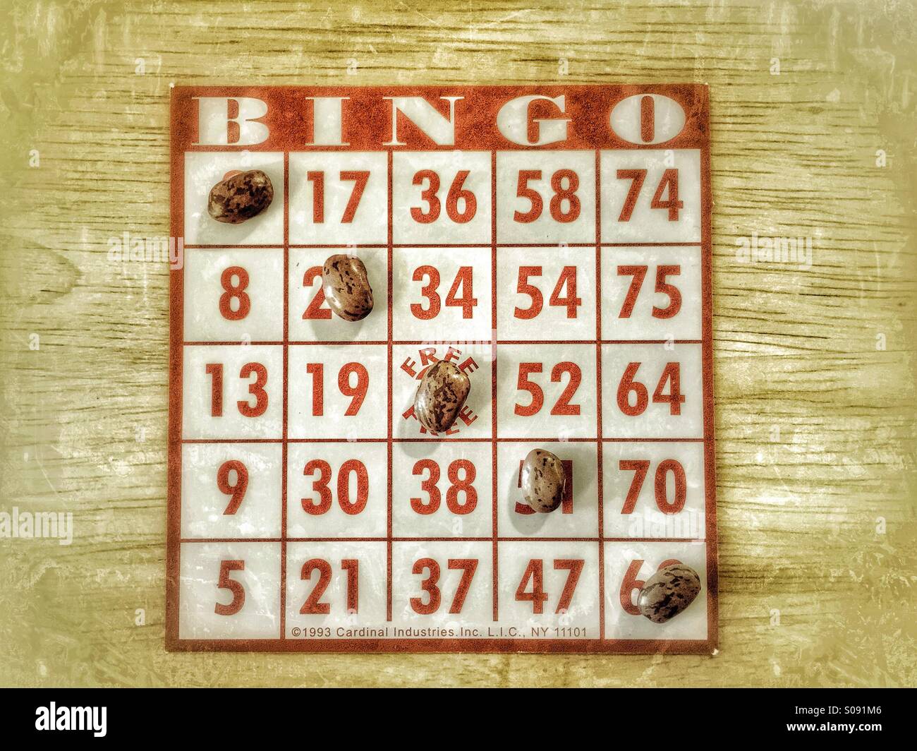 Tarjeta de Bingo con frijoles marcando la tarjeta como un ganador Foto de stock