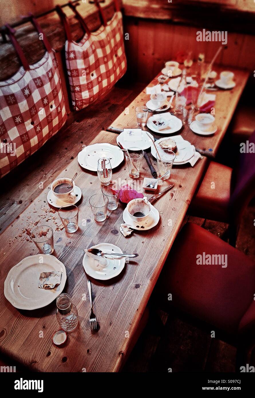 La última cena - una mesa sucia después de un partido Fotografía de stock -  Alamy