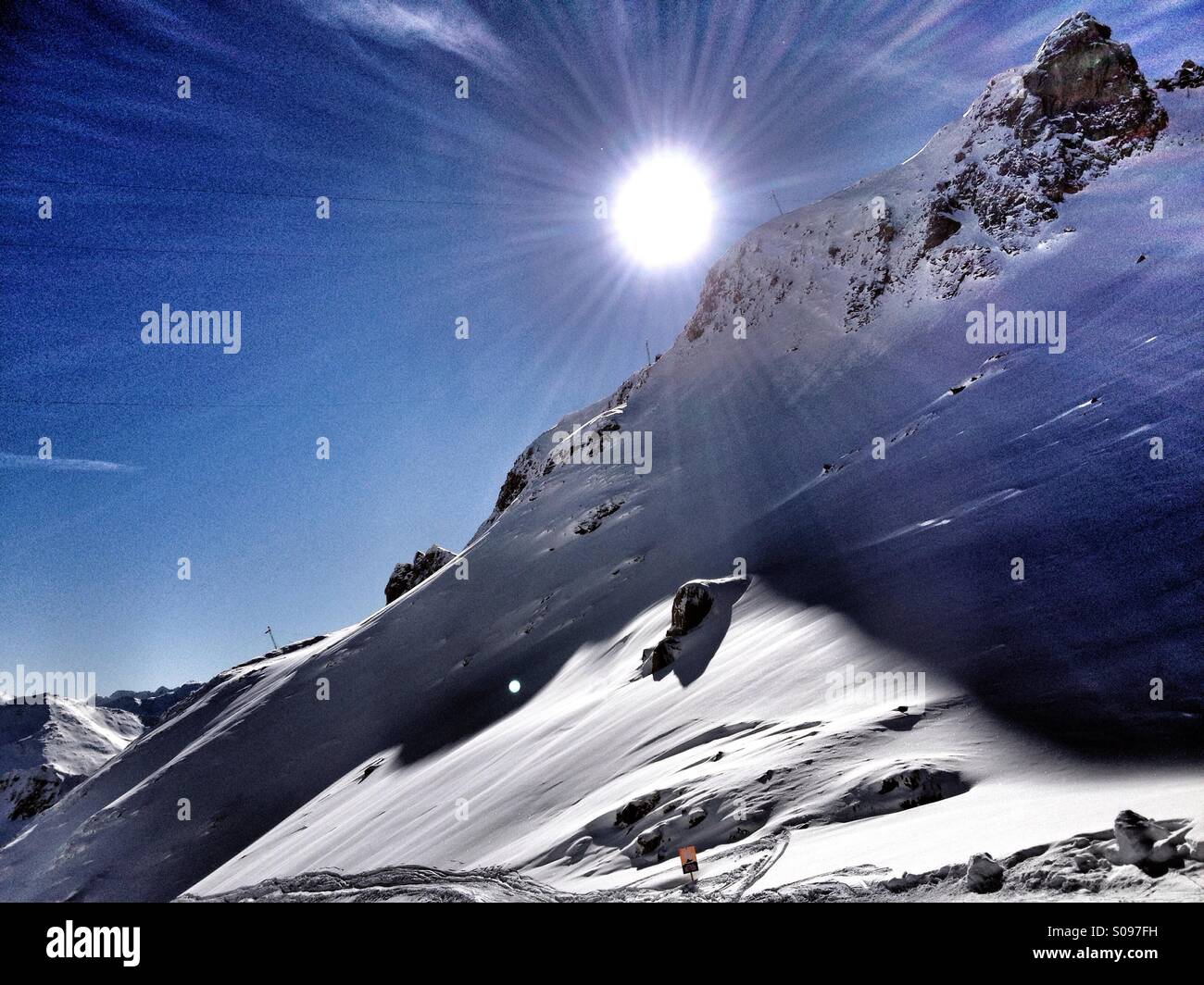 Sol de invierno en las montañas, en la región de esquí de Bad Gastein, Austria Foto de stock