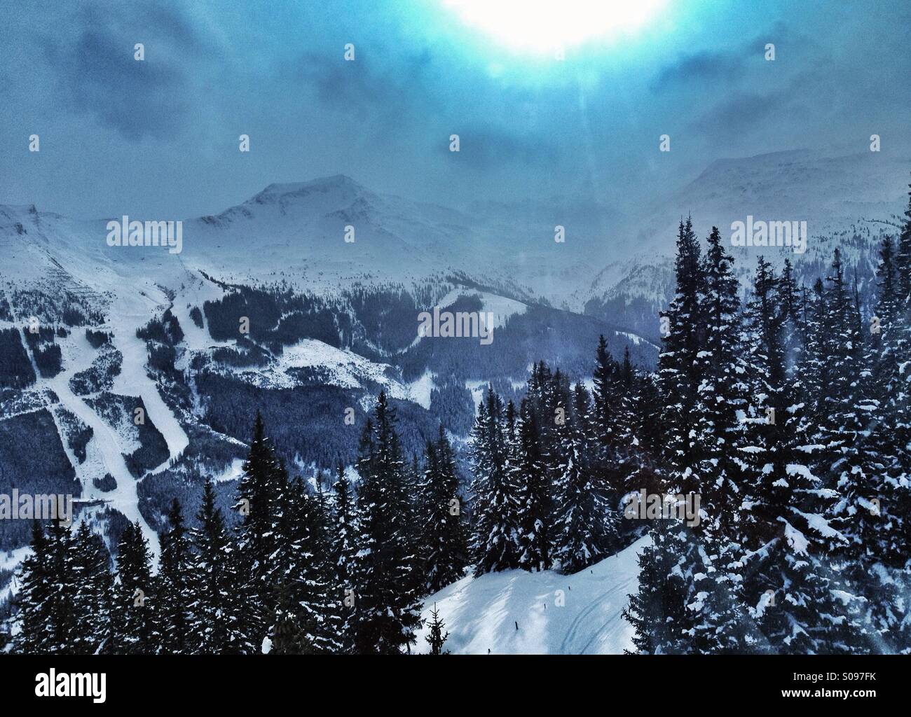 Sol sobre la montaña boscosa en la región de esquí de Bad Gastein, Austria Foto de stock