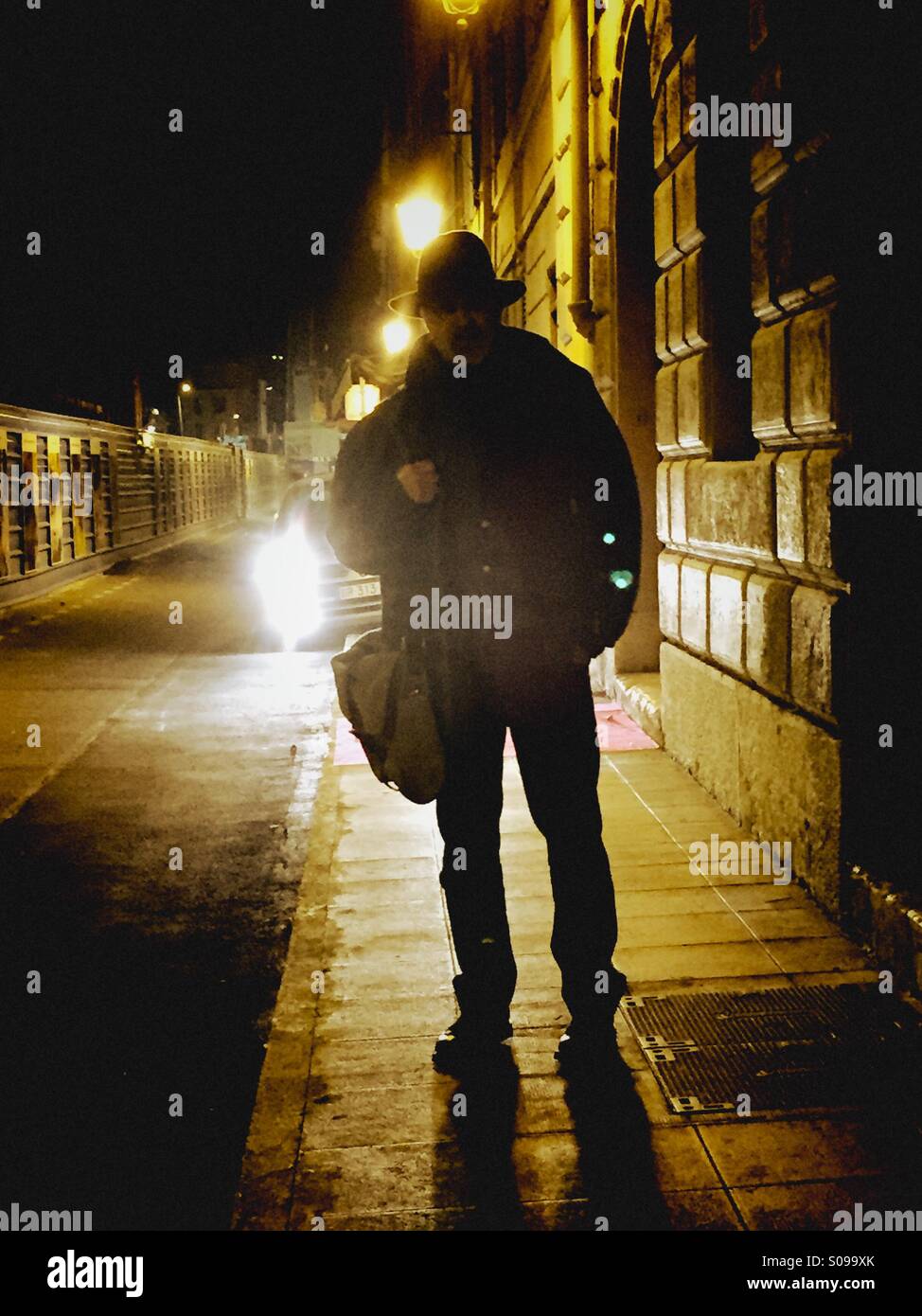 Hombre en una calle oscura por la noche Fotografía de stock - Alamy