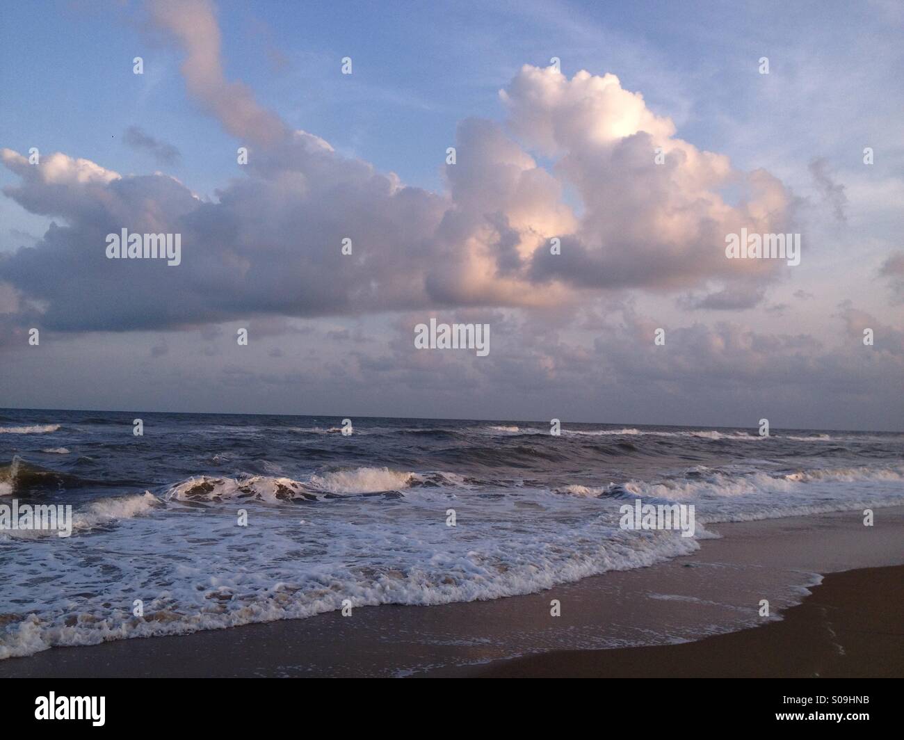 Encantadora Madre Naturaleza , hermosa escena , entrañable romancing olas. Playa de arena, sol , romance , nubes cloud art Foto de stock