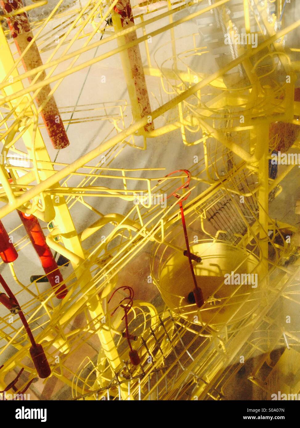 Frote Goldberg máquina artilugios amarillo Foto de stock