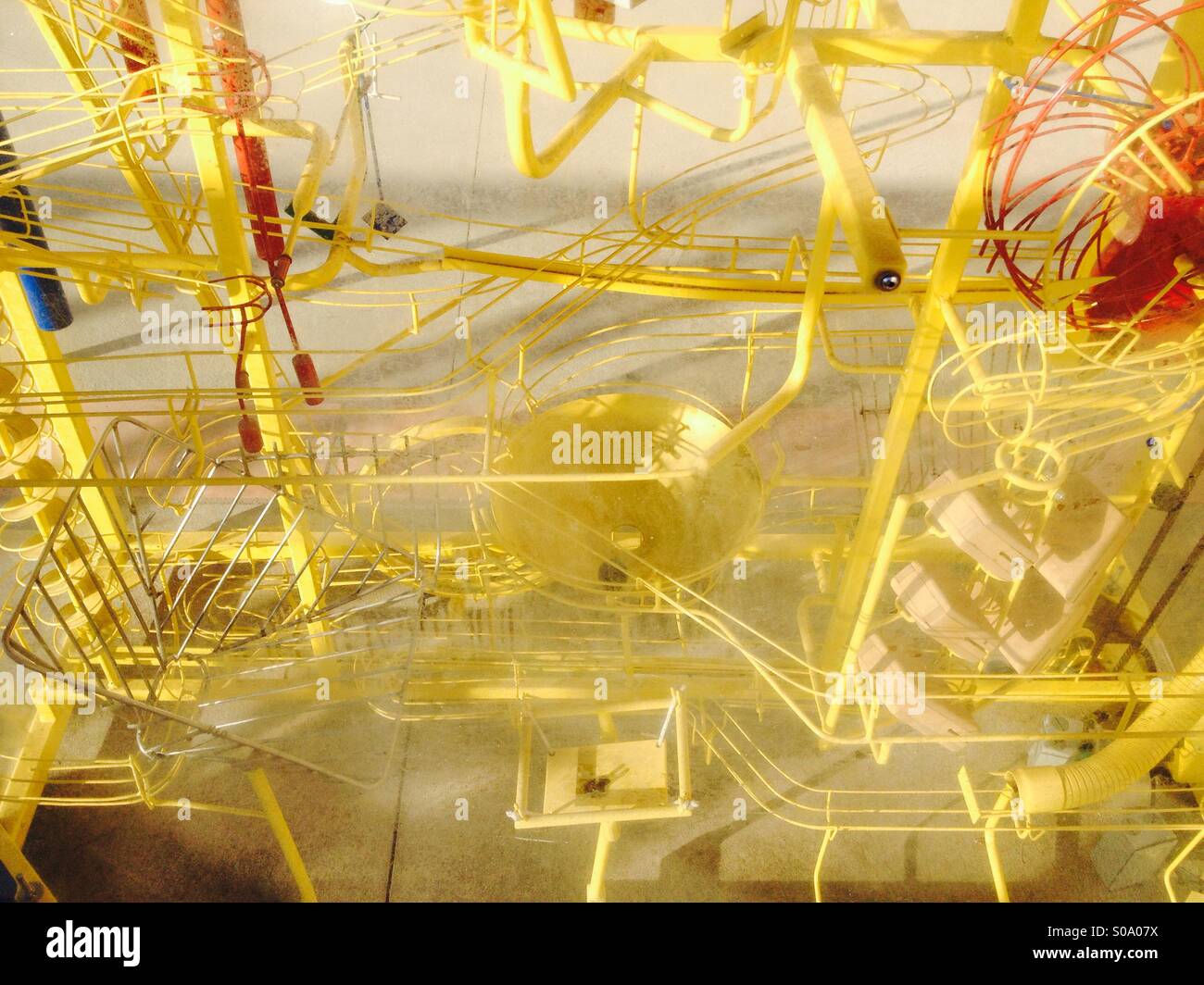 Amarillo de artilugios de máquina de Rube Goldberg Foto de stock