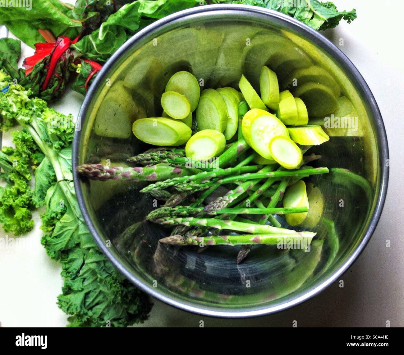 Recipiente de metal con preparados vegetales verdes para cocinar Foto de stock