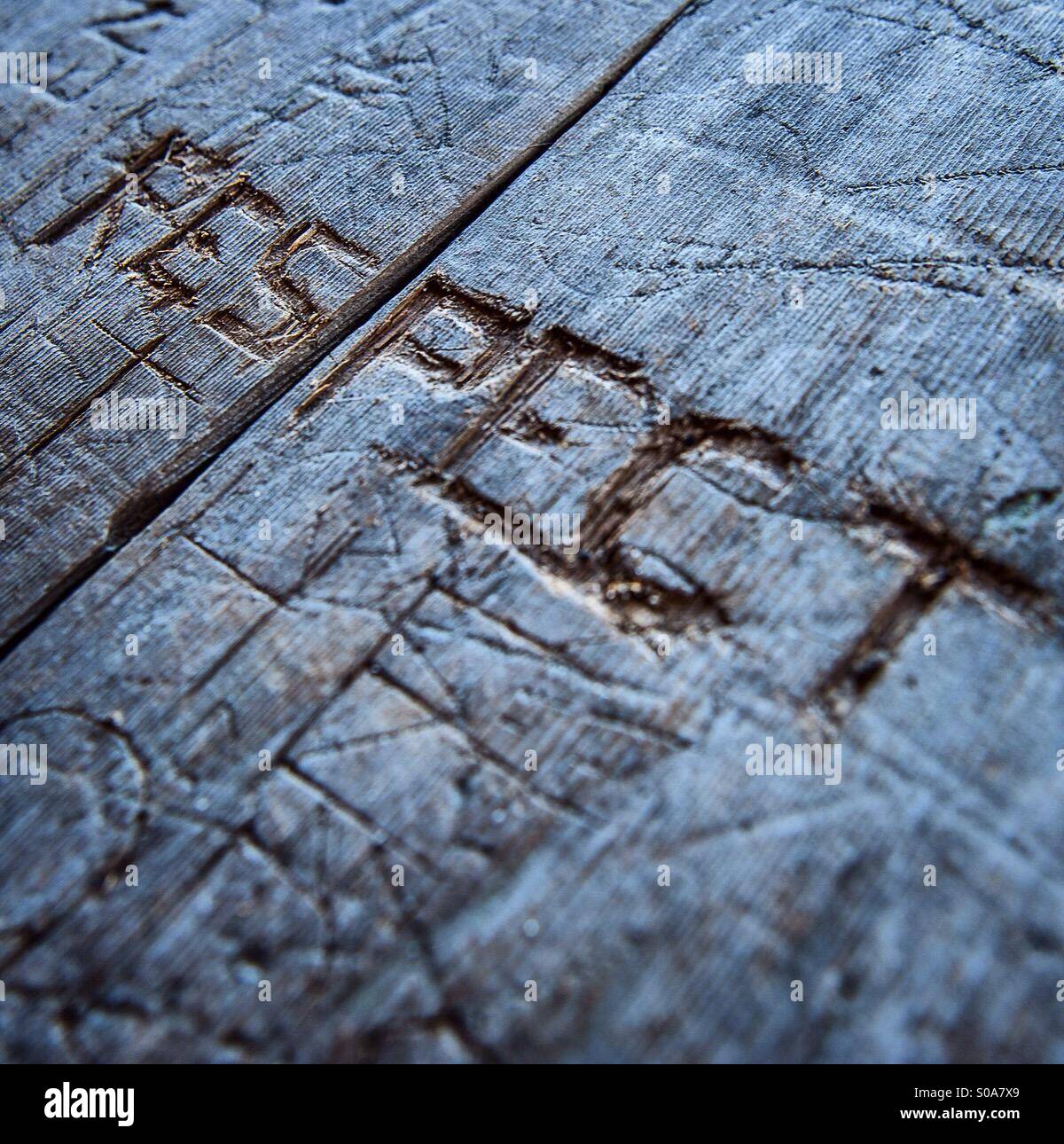 Palabra tallada de 'respect' en la mesa de madera. Foto de stock