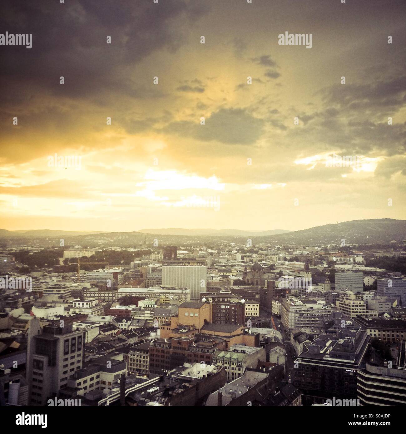 Vista aérea de la ciudad de Oslo, Noruega, en la puesta de sol Foto de stock