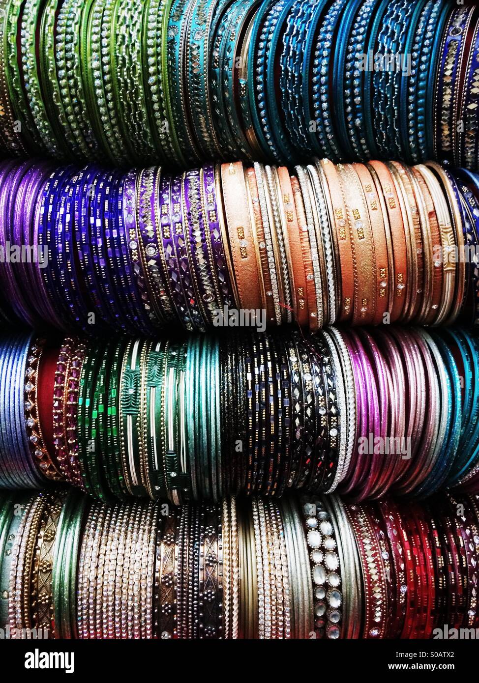Una colección de pulseras de India Fotografía de stock - Alamy