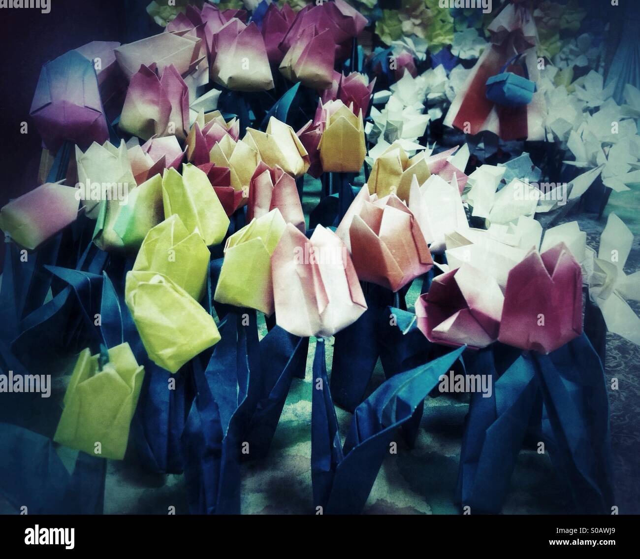 Campo de tulipanes de origami de papel Foto de stock