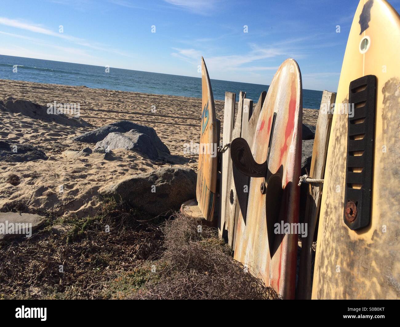 Una cadena de jubilados tablas de surf a lo largo de una acogedora cabaña en la playa. Imperial Beach, CA. Foto de stock