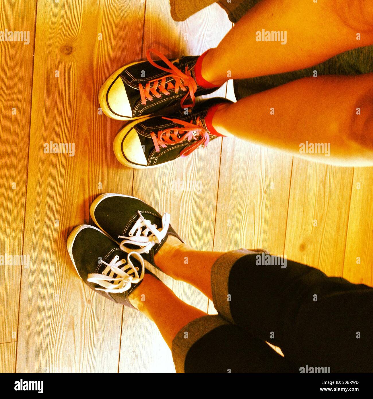 Tennis shoes, women fotografías e imágenes de alta resolución - Alamy