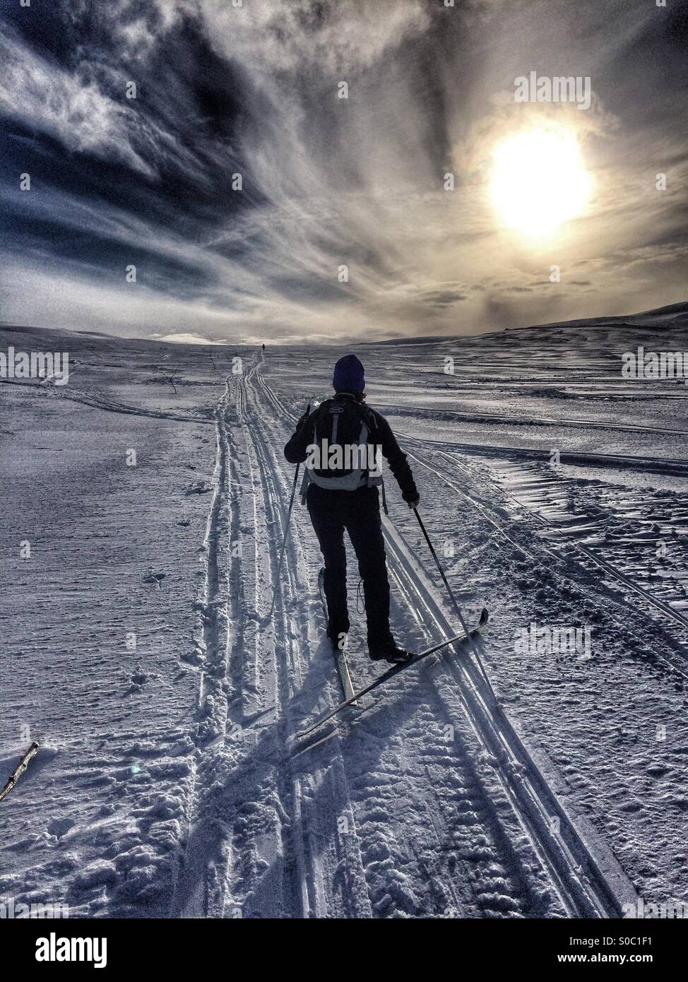 Esquiador nórdico persiguiendo al sol. Foto de stock