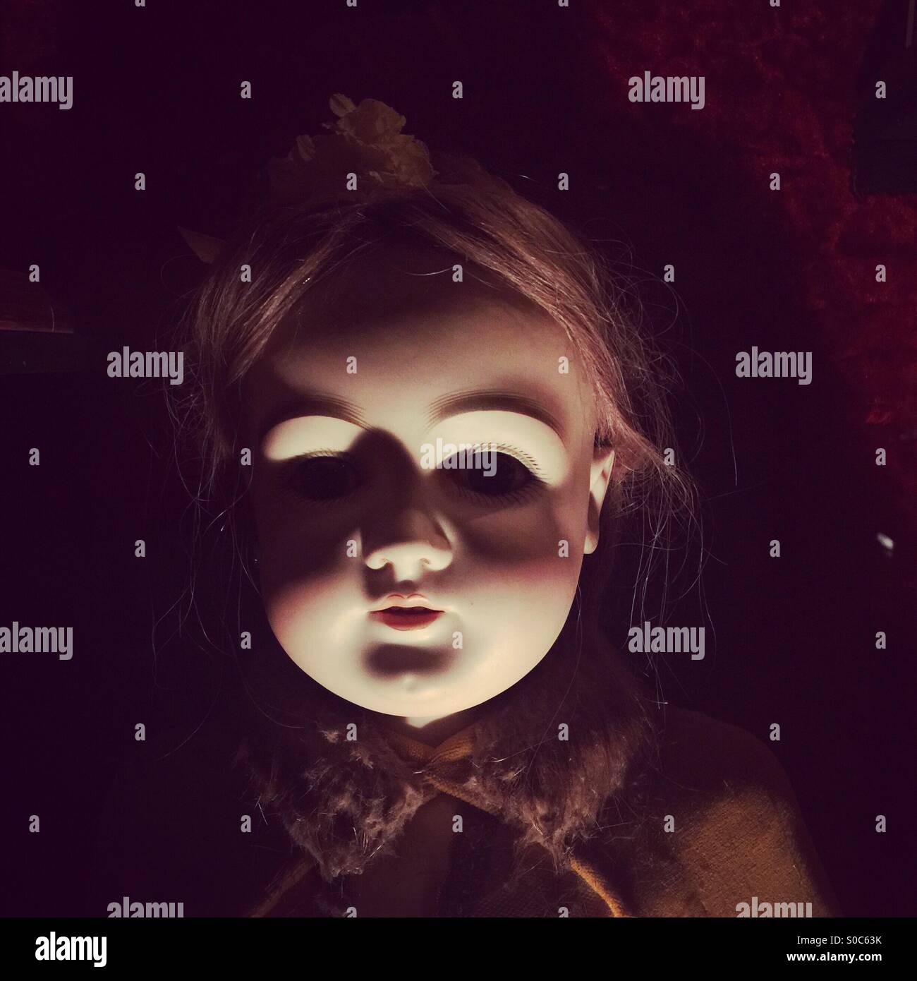 Muñeca de porcelana de miedo fotografías e imágenes de alta resolución -  Alamy