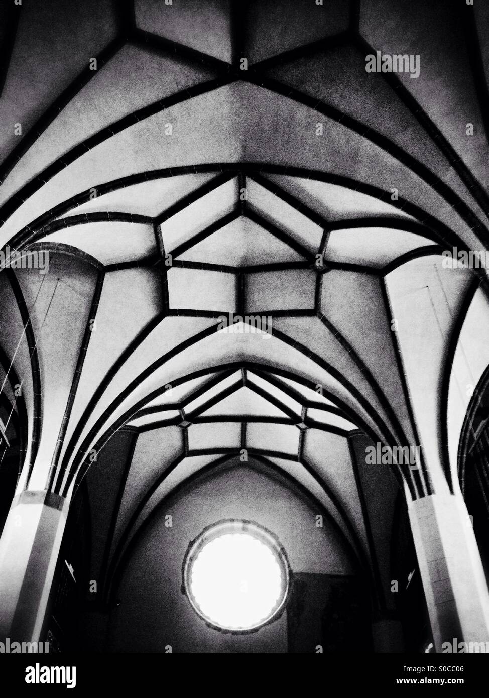 La arquitectura gótica de la iglesia de los Capuchinos, Bolzano, Italia Foto de stock