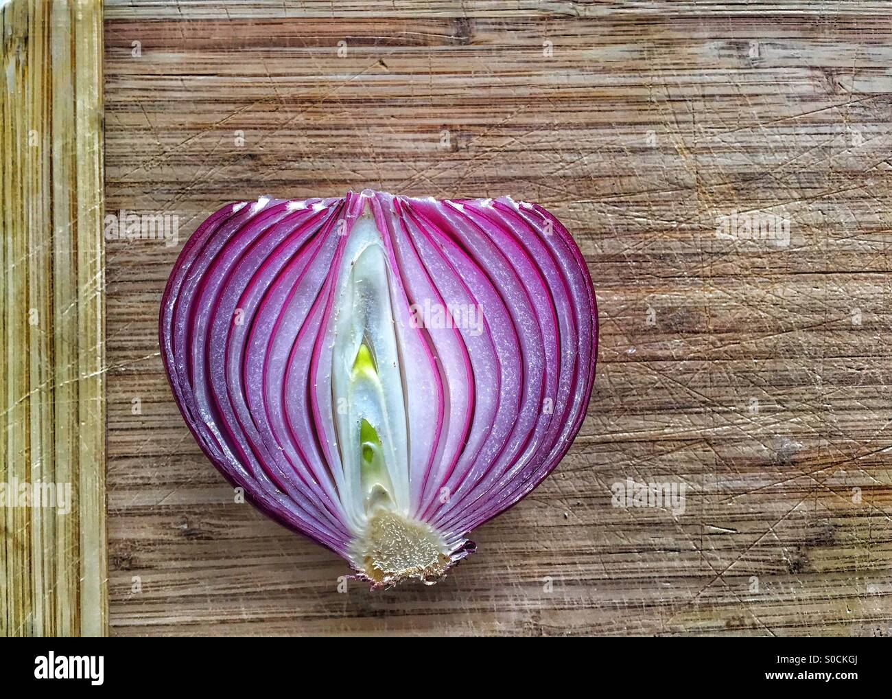 Montón De Cebolla Roja Finamente Cortada En Cuadritos Con Un