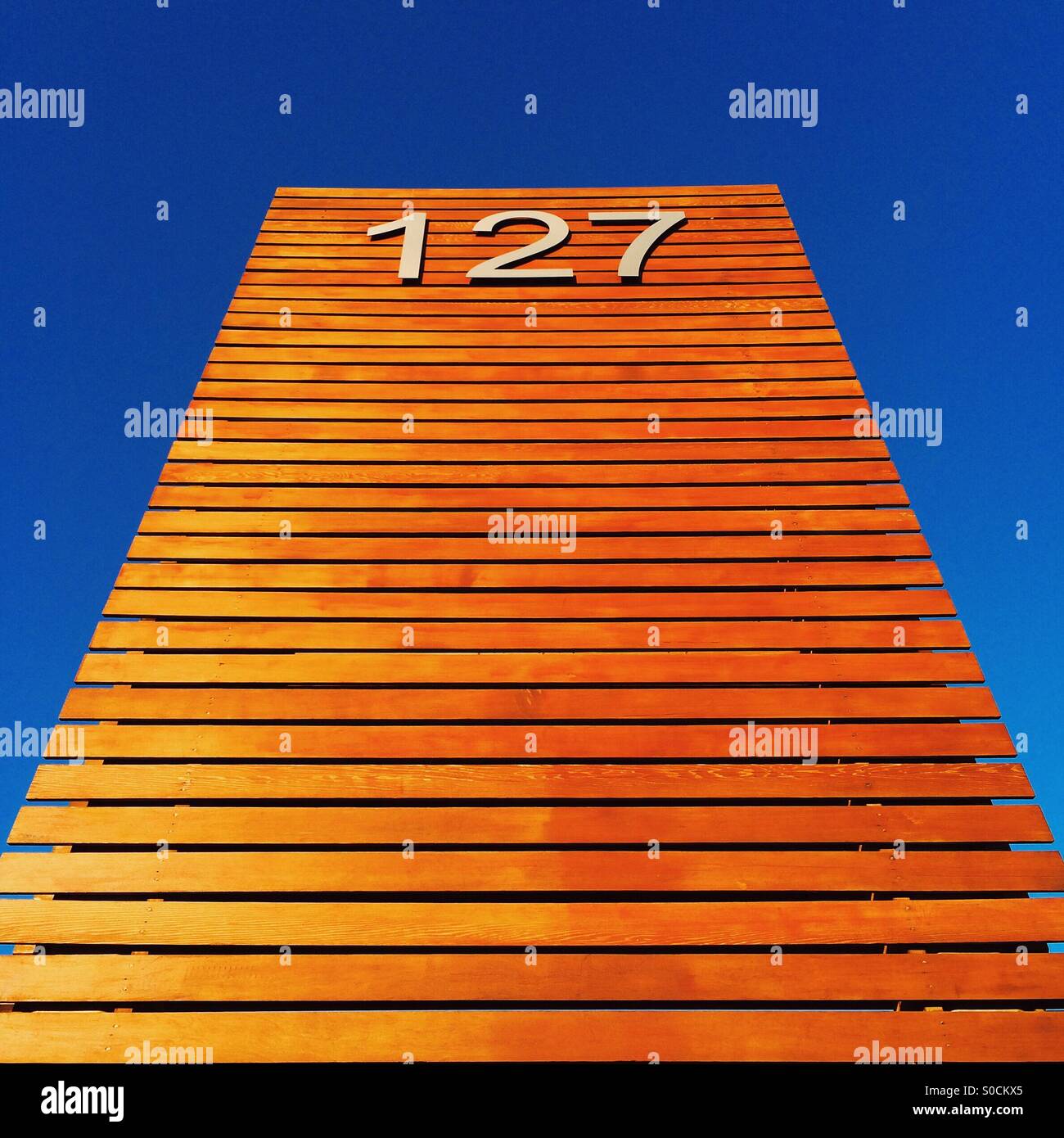 Mirando hacia arriba a 127 signo de madera Foto de stock