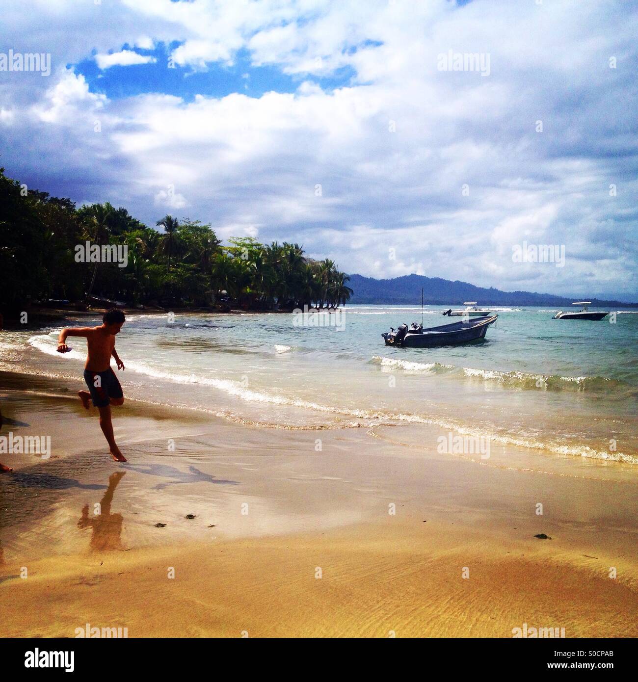 Niño corriendo en el Atlantic Beach, Costa Rica Foto de stock