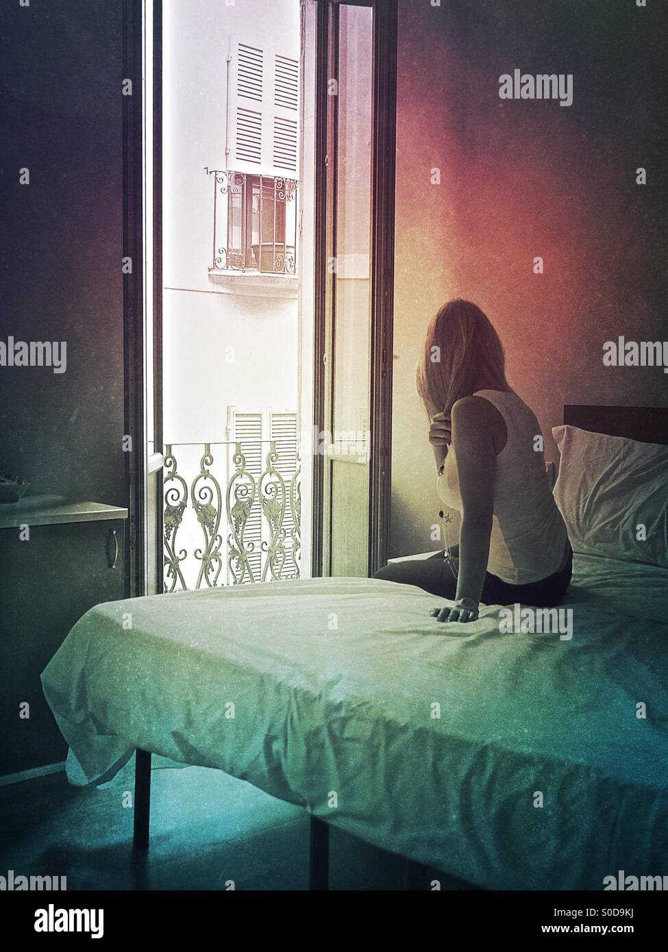 Una mujer sola en un hotel, la habitación con vistas Fotografía de stock -  Alamy